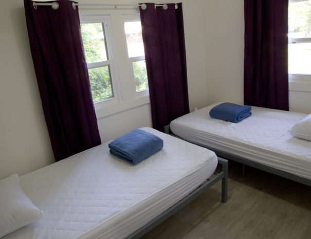 07---Western-purple-bedroom